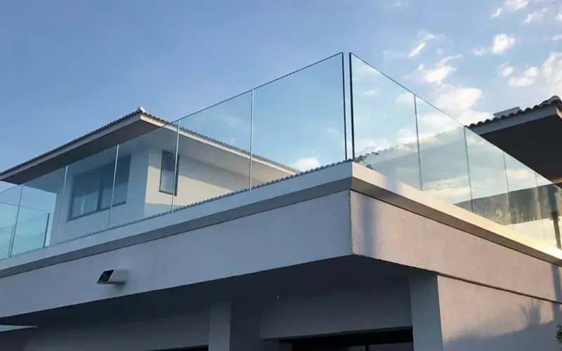 Photo d'un garde corps en verre sur mesure pour une villa