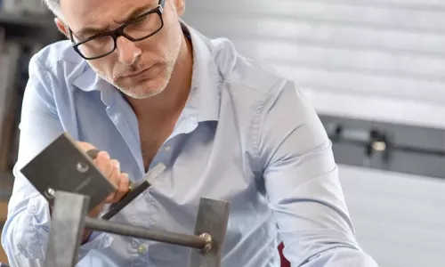 Technicien de bureau d'études spécialisé en métallerie fine chez IDEM à Cholet.