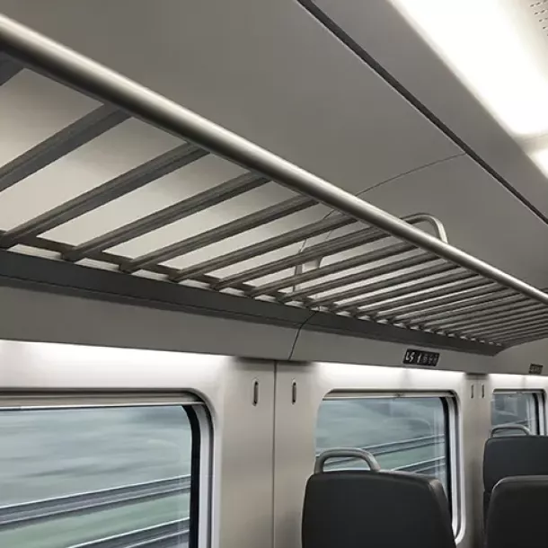 Main courante et accastillage nautique en acier inoxydable sur yacht.