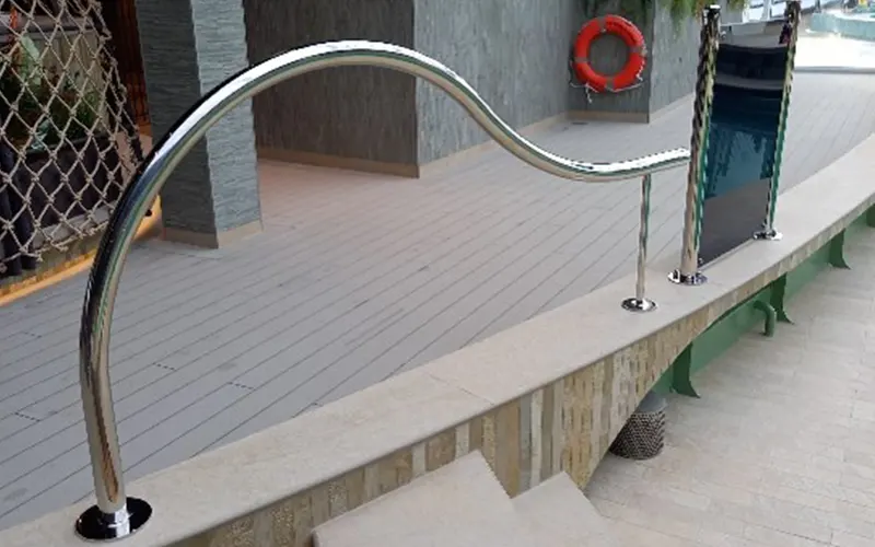 Main courante en inox pour piscine ou spa