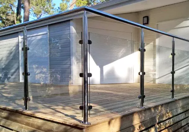 Un garde-corps en verre avec fixation en inox