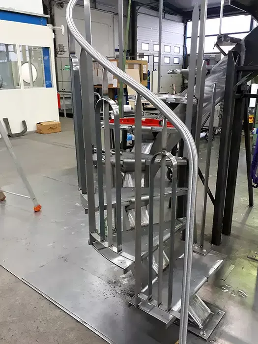 Photo des marches d'un escalier colimaçon avec Garde-Corps