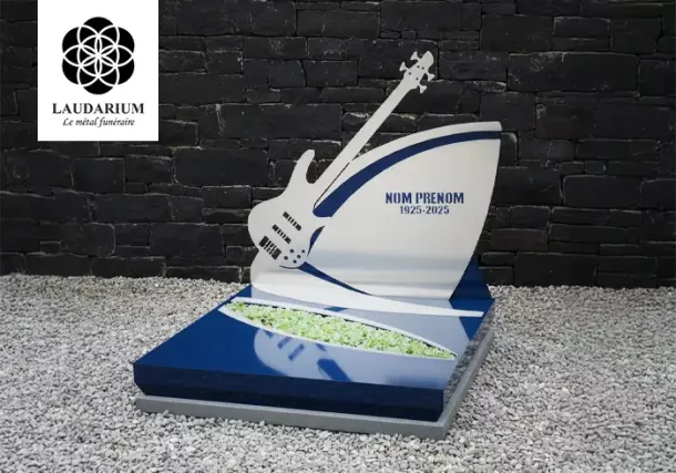 Monument cinéraire avec plaque funéraire en forme de guitare