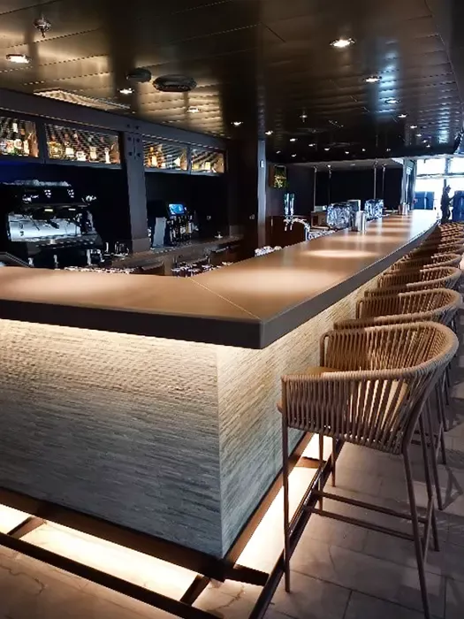 Agencement de comptoir de bar en métal avec repose-pieds en métal.