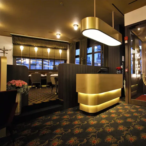 Agencement de comptoir de bar en métal avec repose-pieds en métal.