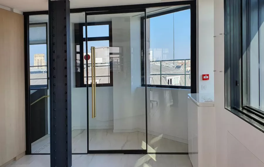 Ch&acirc;ssis en acier pour une cloison avec une porte vitr&eacute;e