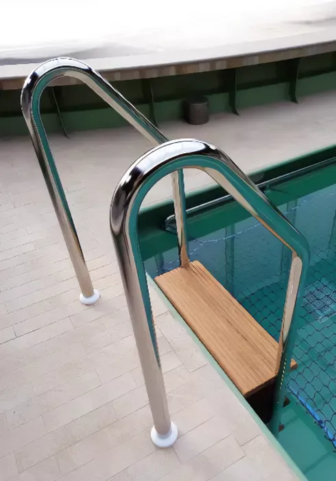 Fabrication sur mesure &eacute;chelle de piscine en inox