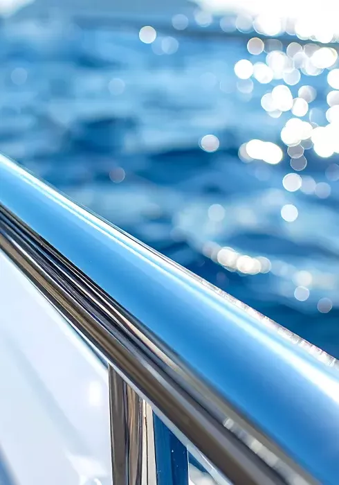 Main courante et accastillage nautique en acier inoxydable sur yacht.