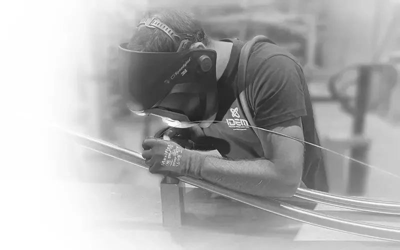 Image d'un soudeur, soudure d'un tube métal