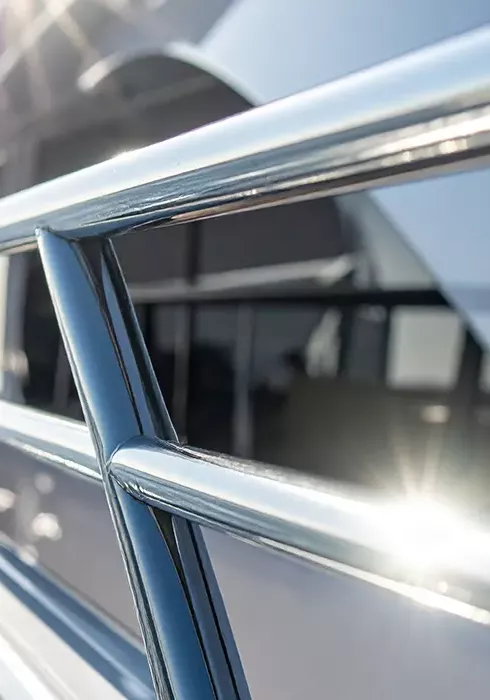 Garde-corps et accastillage en inox sur un yacht de luxe.