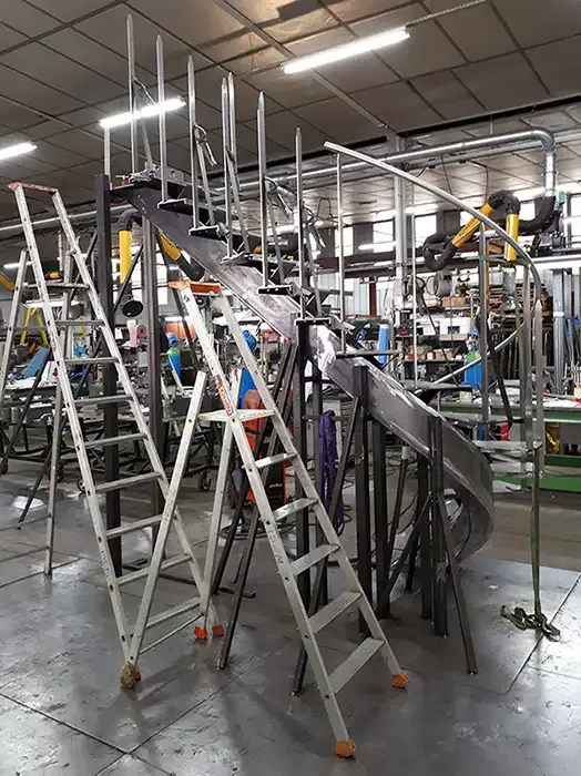 Photo d'un escalier hélicoïdal avec garde-corps