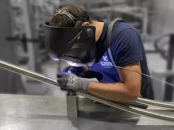 Image d'un soudeur, soudure d'un tube m&eacute;tal