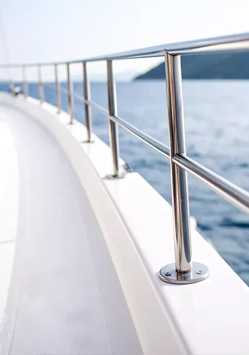 Fabrication sur mesure main courante en inox pour bateau