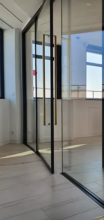 Un Ch&acirc;ssis en acier pour une cloison avec une porte vitr&eacute;e