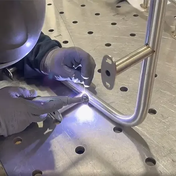 Main courante et accastillage nautique en acier inoxydable sur yacht.