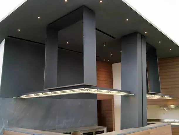 Idem conçoit des ciels de bar sur mesure en acier inoxydable